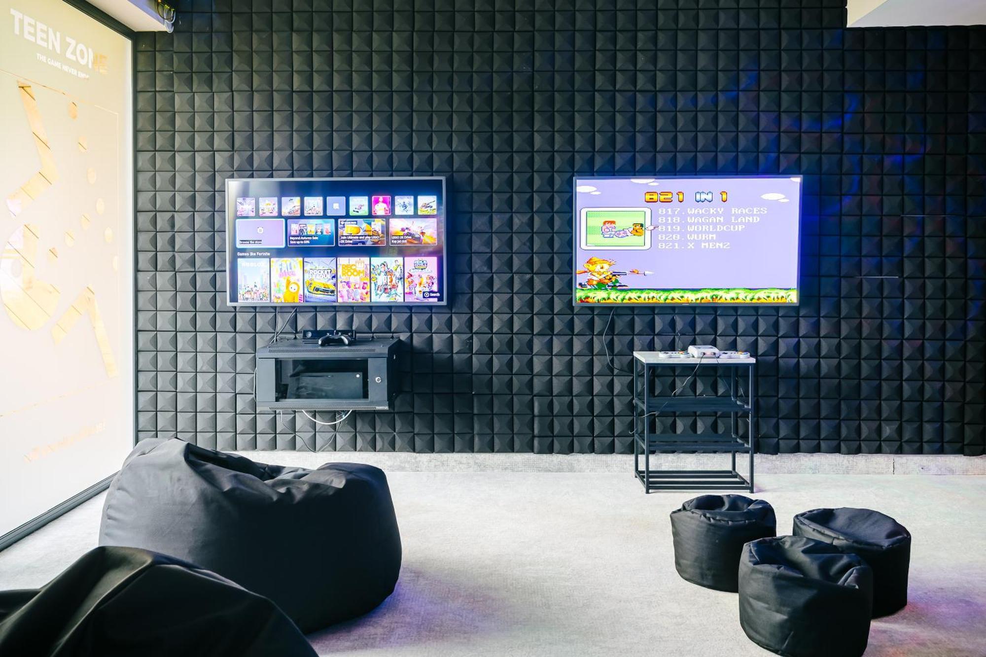 Platinum Mountain Hotel&Spa Шклярська Поремба Екстер'єр фото The Xbox Game Lounge at the 2019 Consumer Electronics Show